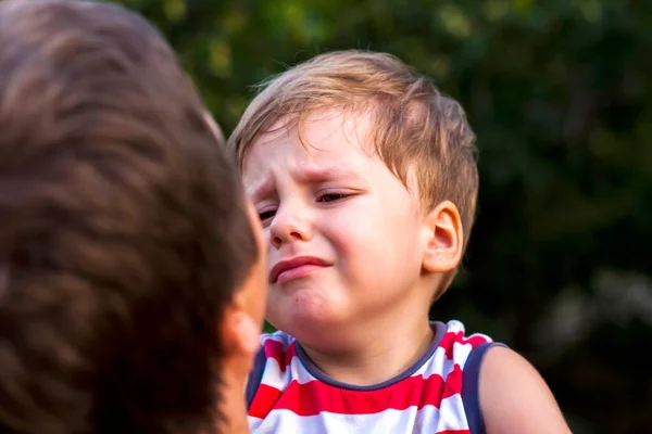 Niño Pequeño Está Llorando Mientras Está Los Brazos Padre Acurrucándose — Foto de Stock