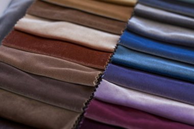 Tekstil, mobilya ve giysi tasarımı için doğal ve yapay kumaşlardan yapılmış arka planlar. Mobilya üretimi. Metni kopyalamak için alanı olan soyut duvar kağıdı. Kumaşın dokusu..