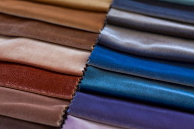 Tekstil, mobilya ve giysi tasarımı için doğal ve yapay kumaşlardan yapılmış arka planlar. Mobilya üretimi. Metni kopyalamak için alanı olan soyut duvar kağıdı. Kumaşın dokusu..