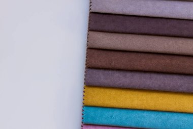 Bej bir arka planda tekstil, mobilya ve giysi dekorasyonu için doğal ve yapay kumaşlardan yapılmış arka planlar. Mobilya üretimi. Metni kopyalamak için alanı olan duvar kağıdı. Doku