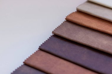 Bej bir arka planda tekstil, mobilya ve giysi dekorasyonu için doğal ve yapay kumaşlardan yapılmış arka planlar. Mobilya üretimi. Metni kopyalamak için alanı olan duvar kağıdı. Doku