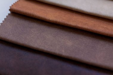 Bej bir arka planda tekstil, mobilya ve giysi dekorasyonu için doğal ve yapay kumaşlardan yapılmış arka planlar. Mobilya üretimi. Metni kopyalamak için alanı olan duvar kağıdı. Doku