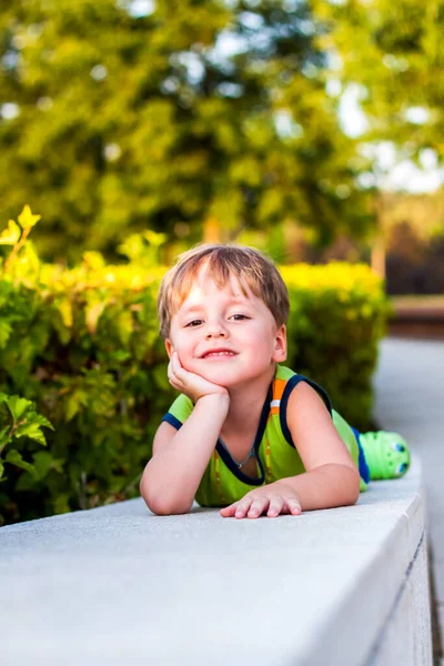 那孩子在公园里呆着 他很高兴 玩得开心 享受夏天的一天 散步和娱乐 一个快乐孩子的画像 — 图库照片