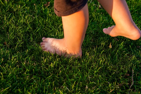 Egy Gyerek Sétál Füvön Parkban Közelkép Gyerek Lábáról Érezd Jól — Stock Fotó
