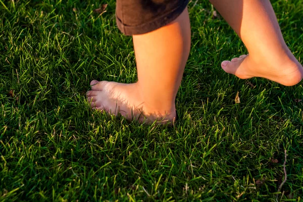 Niño Camina Sobre Hierba Parque Primer Plano Las Piernas Del —  Fotos de Stock