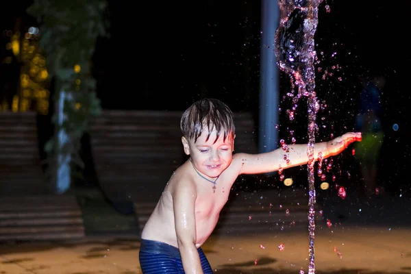 Barnet Frossar Fontänen Parken Han Mycket Lycklig Kul Och Njut — Stockfoto