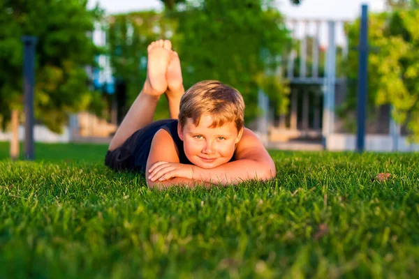 Çocuk Parkta Zaman Geçirir Çok Mutludur Eğlenceler Yaz Gününün Tadını — Stok fotoğraf
