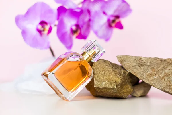 Een Parfumflesje Staat Een Steen Tegen Een Achtergrond Van Prachtige — Stockfoto