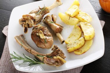 Patates ile pişmiş kuzu