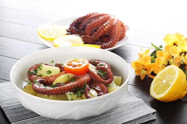 Salada de polvo com batatas fervidas — Fotografia de Stock