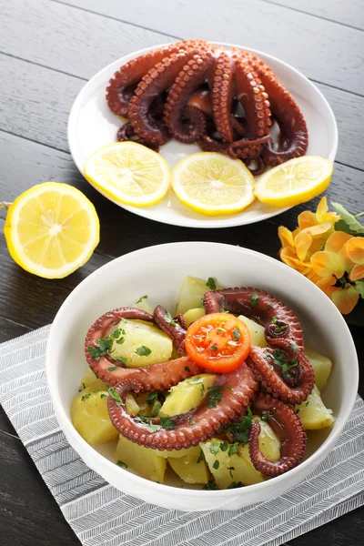 Salada de polvo com batatas fervidas — Fotografia de Stock