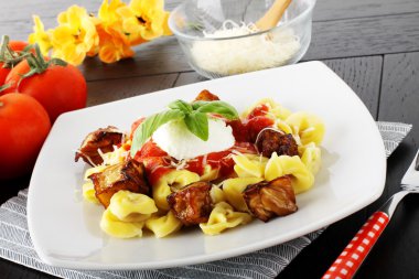 Domates sosu, patlıcan ve ricotta tortellini