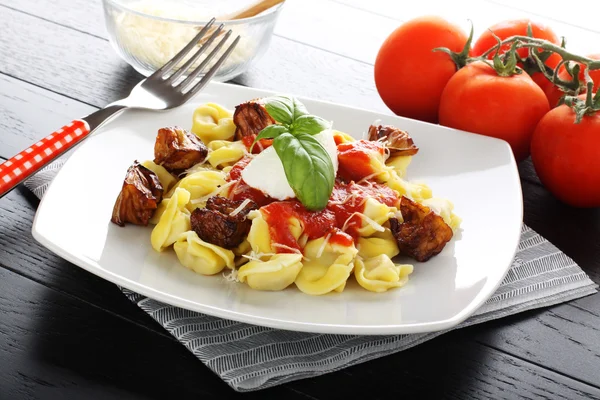 Tortellini with tomato sauce, eggplant and ricotta — Stock Photo, Image