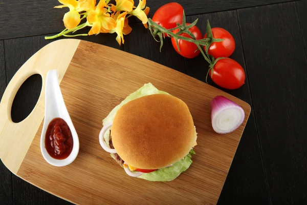 Italienischer Hamburger mit Fleisch, Käse und Zwiebeln — Stockfoto