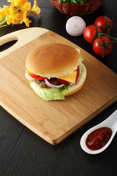 Hamburger italiano con carne, formaggio e cipolla — Foto Stock