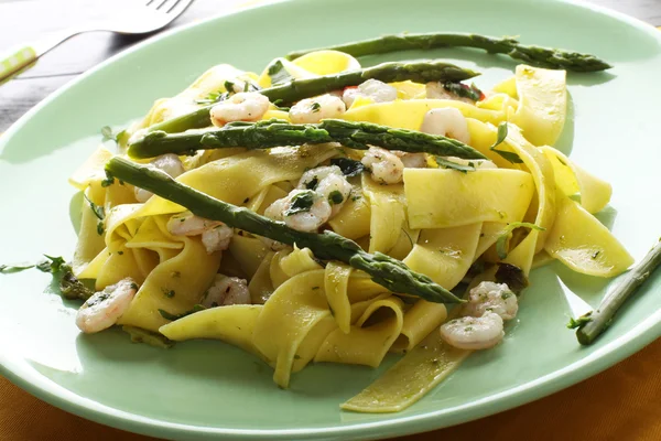 Pasta with fresh shrimps and asparagus — Stock Photo, Image