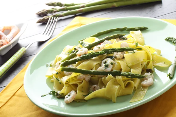 Pasta with fresh shrimps and asparagus — Stock Photo, Image