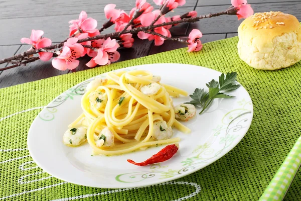 Linguine com camarões e salsa — Fotografia de Stock