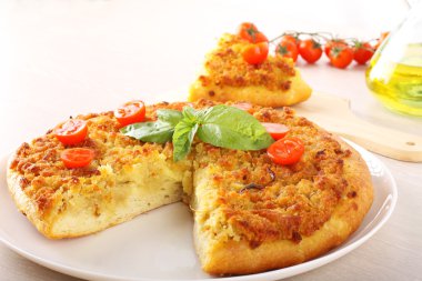 Pizza ekmek kırıntıları ile