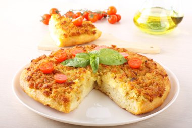 Pizza ekmek kırıntıları ile