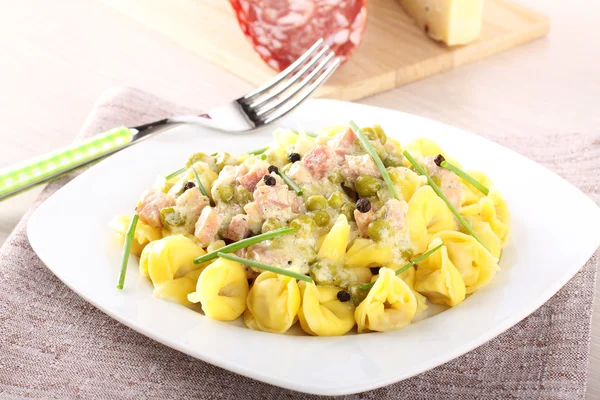 Tortellini på tallrik — Stockfoto