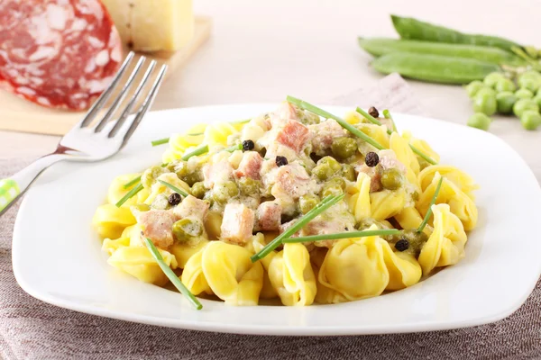 Tortellini na placa — Fotografia de Stock