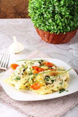 Deniz ürünleri, domates ve Frenk soğanı ile makarna