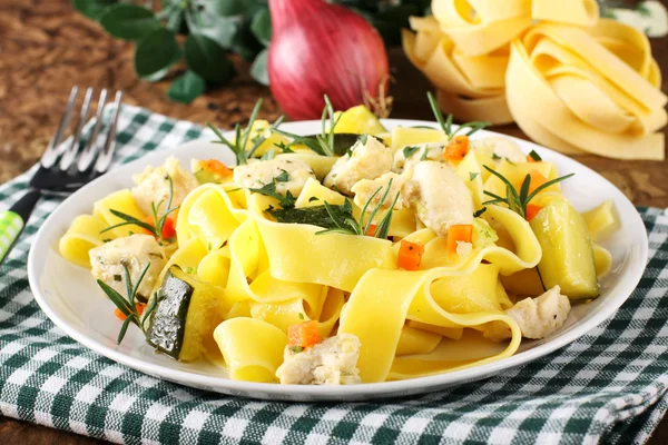 Pasta met vis, courgette en wortelen — Stockfoto