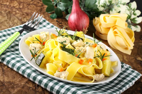 Pasta met vis, courgette en wortelen — Stockfoto