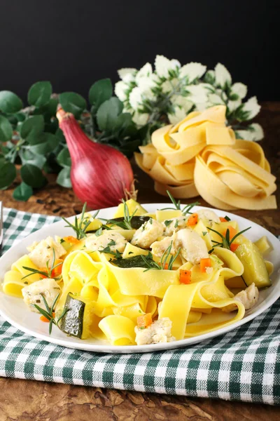 Pasta med fisk, zucchini och morötter — Stockfoto