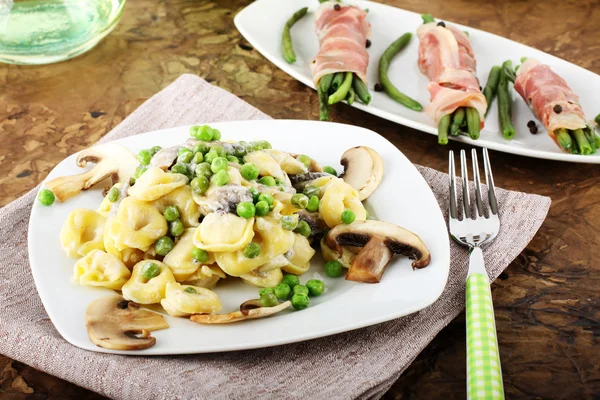 Tortellini cu cremă, ciuperci și mazăre — Fotografie, imagine de stoc