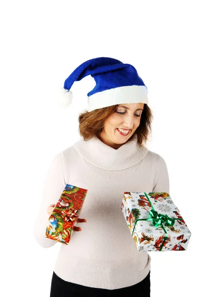 Женщина держит рождественские подарки — стоковое фото