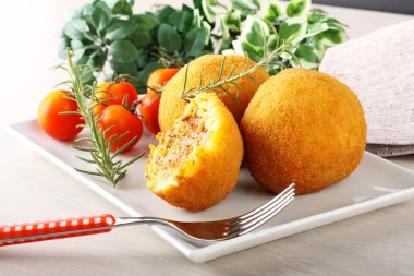 Arancini, etli pirinç topları