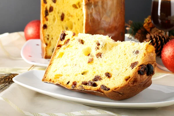 Pastel en la mesa de Navidad — Foto de Stock