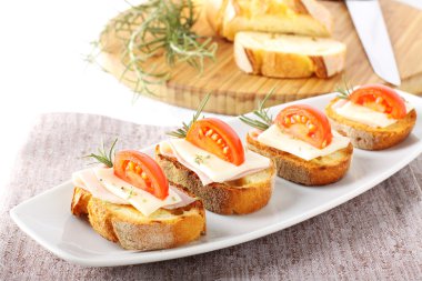 Bruschetta domates, jambon ve peynir ile