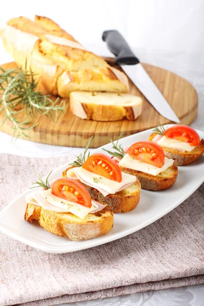 Bruschetta com tomate, presunto e queijo — Fotografia de Stock