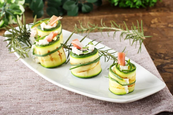 Stuffed zucchini rolled with cream cheese — Stock Photo, Image