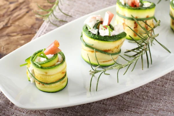 Courgettes farcies roulées au fromage à la crème — Photo