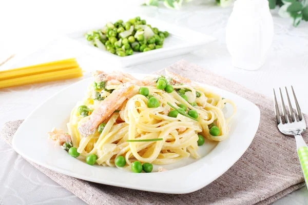 Pasta with salmon and peas — Stock Photo, Image