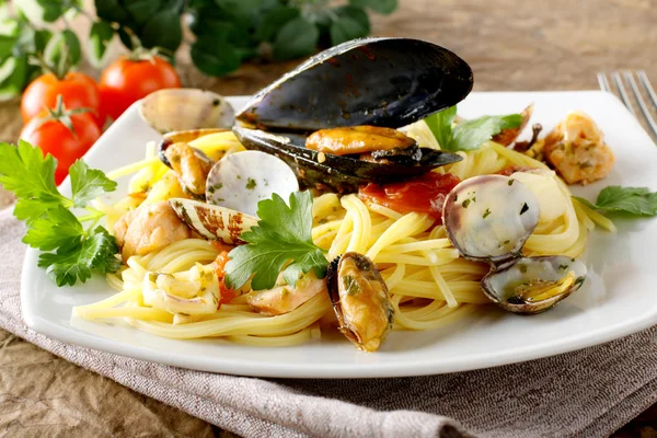 Spaghetti con salmone, vongole e cozze — Foto Stock