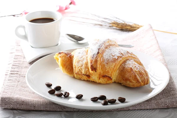 Frühstück mit Kaffee und Croissants — Stockfoto