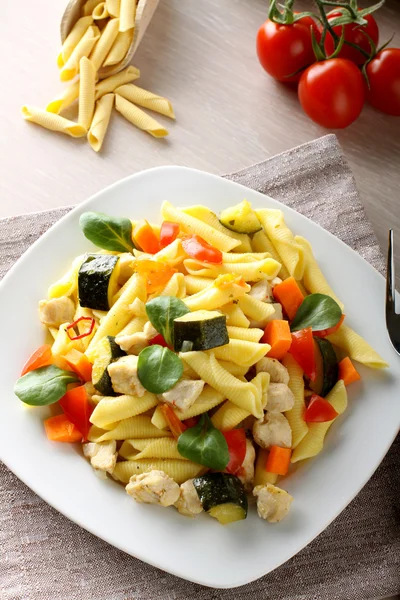 Pasta med svärdfisk, zucchini och körsbärstomater — Stockfoto