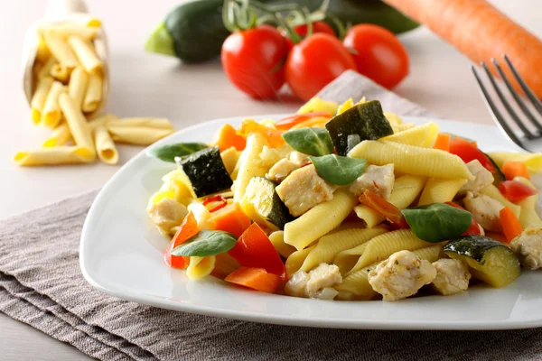 Pasta med svärdfisk, zucchini och körsbärstomater — Stockfoto