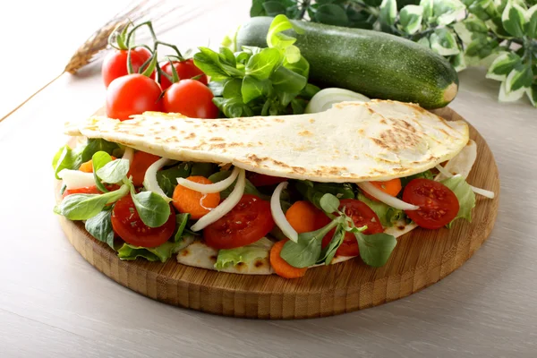 Piadina mit gemischtem Salat — Stockfoto