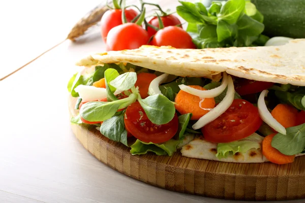 Piadina cu salată mixtă — Fotografie, imagine de stoc