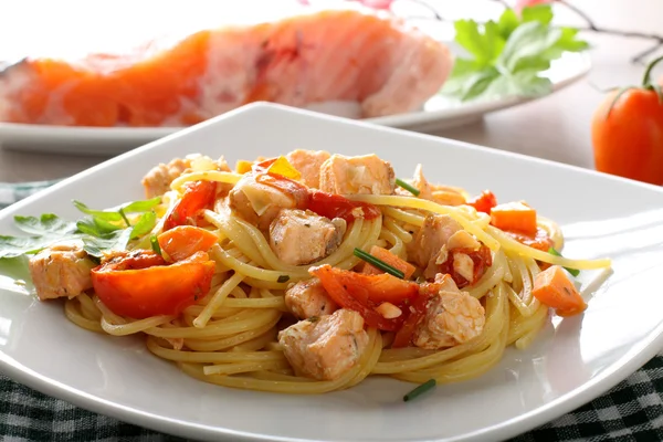 Massa com salmão fresco, tomate e cebolinha — Fotografia de Stock