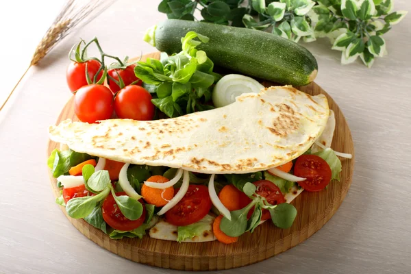 Piadina con ensalada mixta —  Fotos de Stock