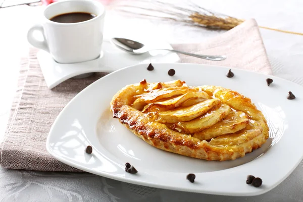 Café da manhã com torta de maçã — Fotografia de Stock