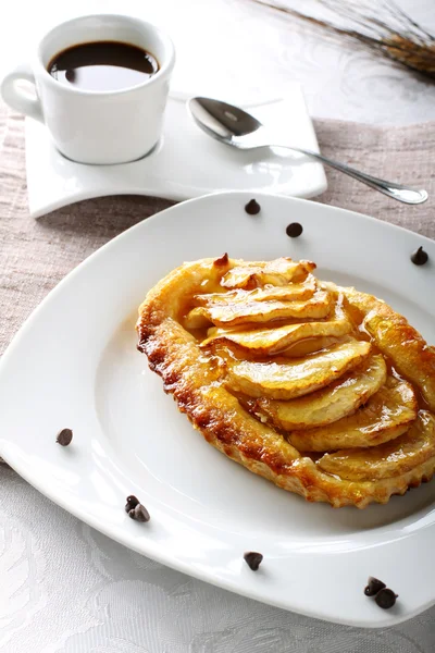 Café da manhã com torta de maçã — Fotografia de Stock