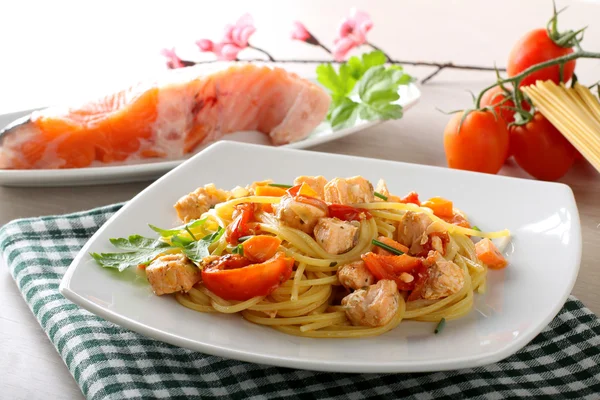 신선한 연어, 토마토, 향신료와 파스타 스톡 이미지